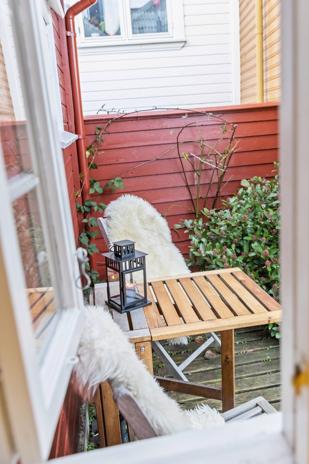 Hyggelig liten uteplass på baksiden av huset. Galleribilde