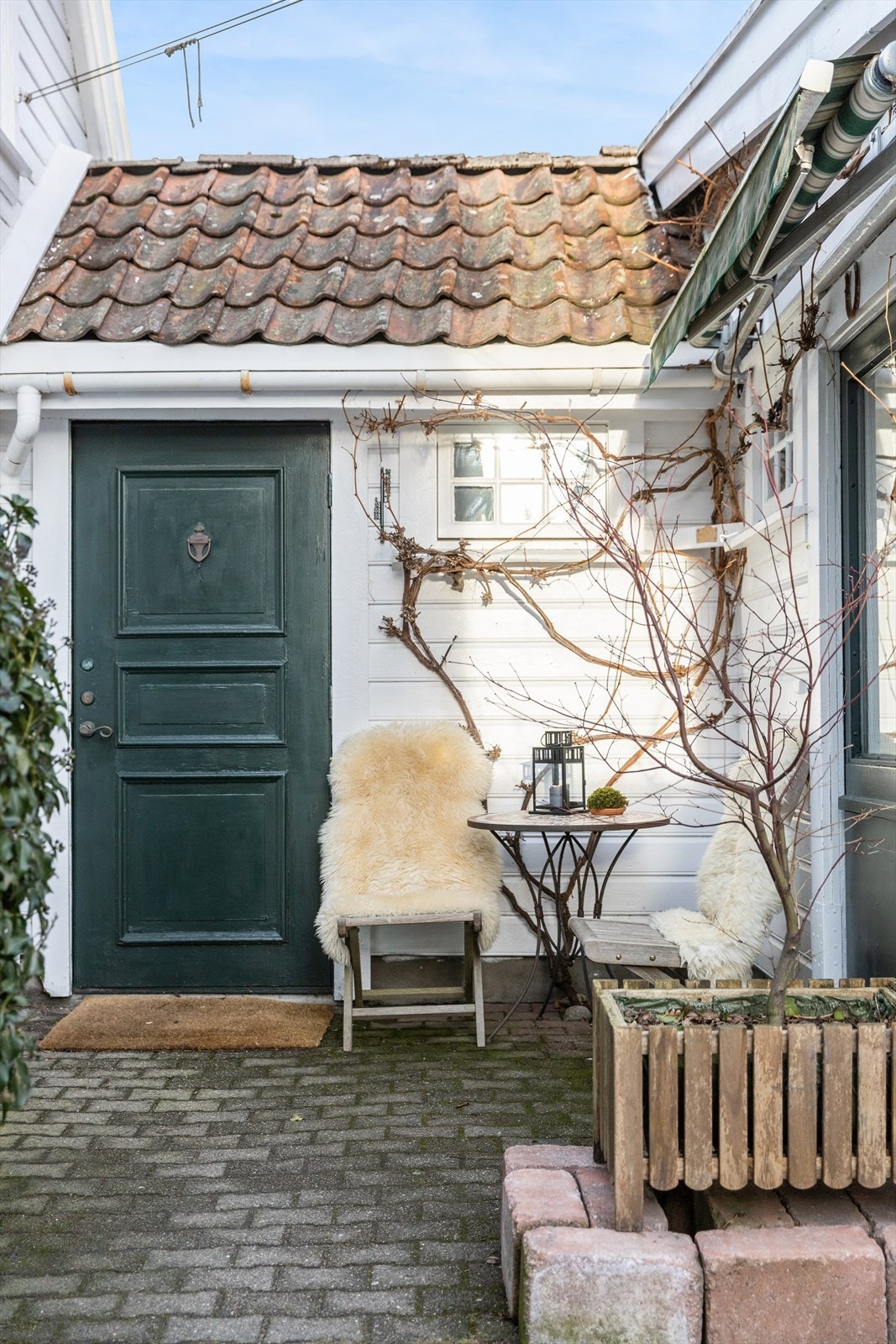 Hyggelig og solrikt inngangsparti med rom for utemøbler. Galleribilde