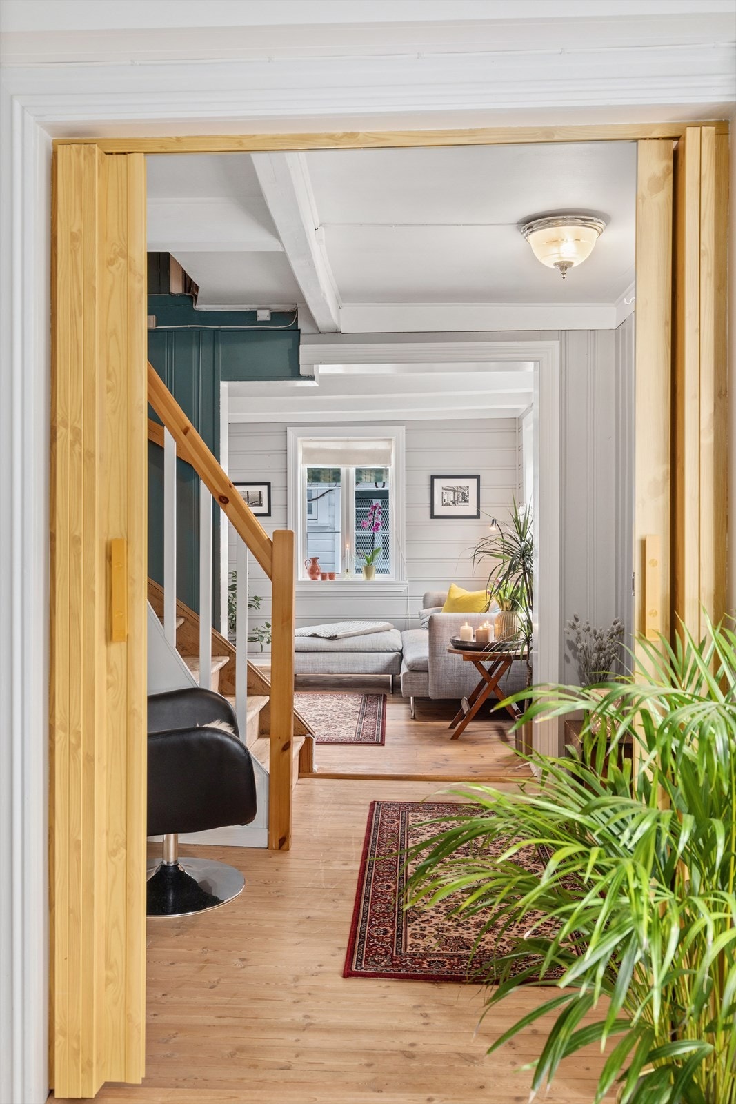 Det er to stuer i første etasje. Galleribilde