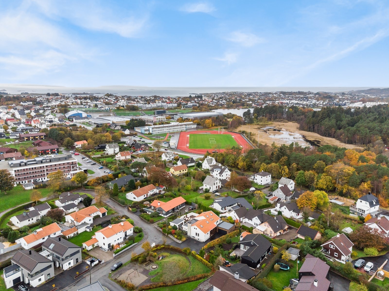 Området er barnevennlig med kort vei til Solvang barneskole, Haraldsvang ungdomskole og idrettsparken Galleribilde