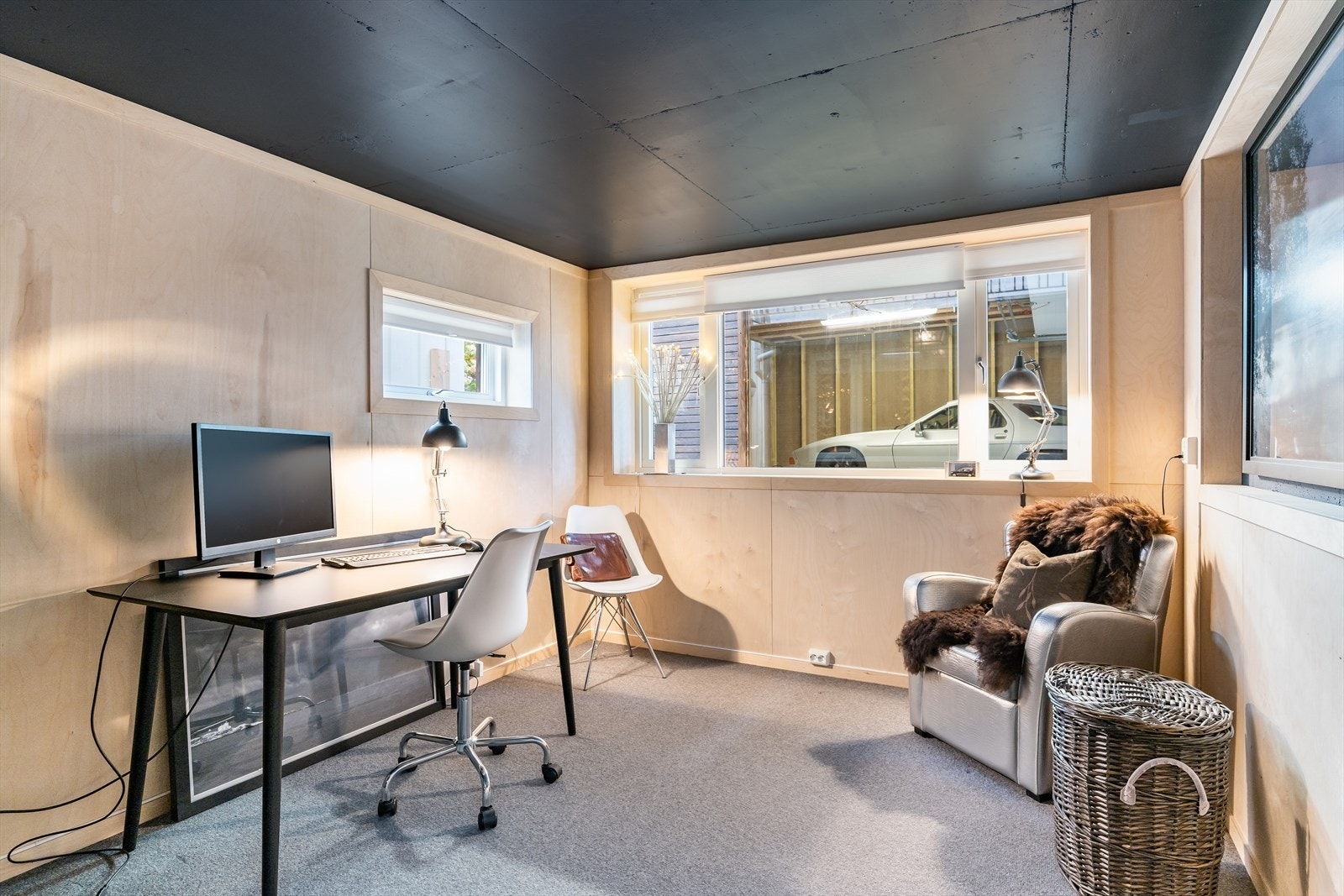 Kontor med stort vindu Galleribilde