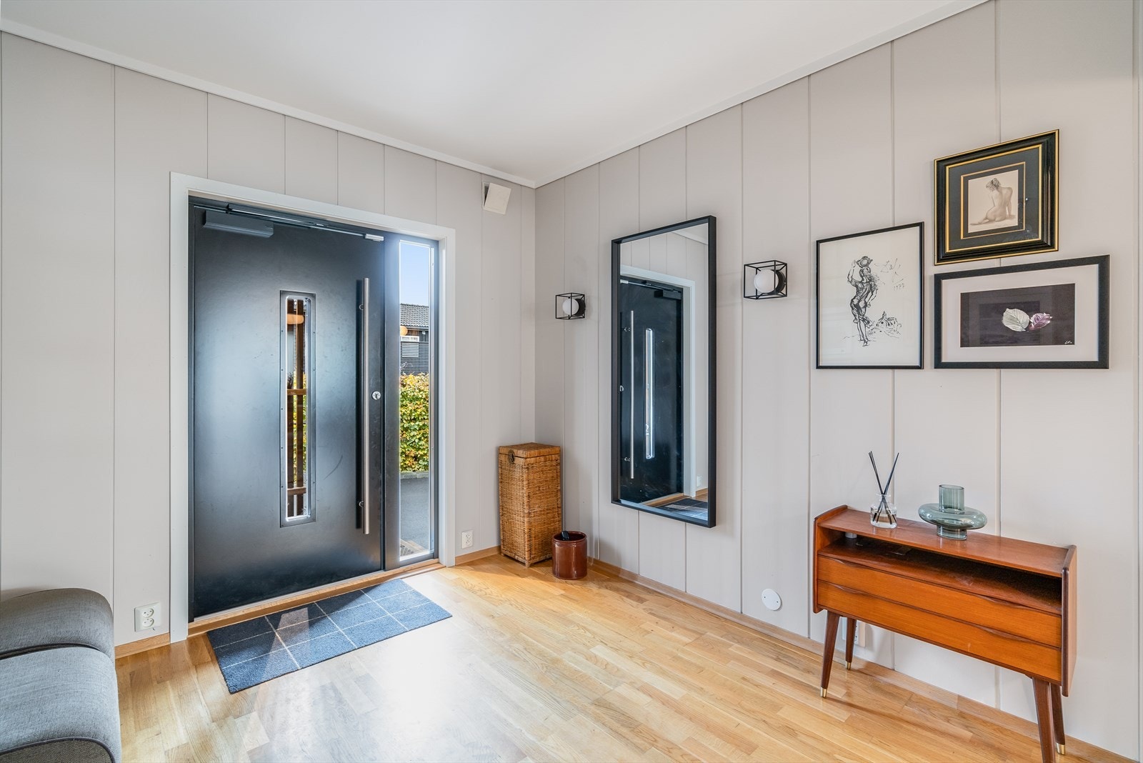 Romslig og innbydene hall med flott, ny inngangsdør Galleribilde