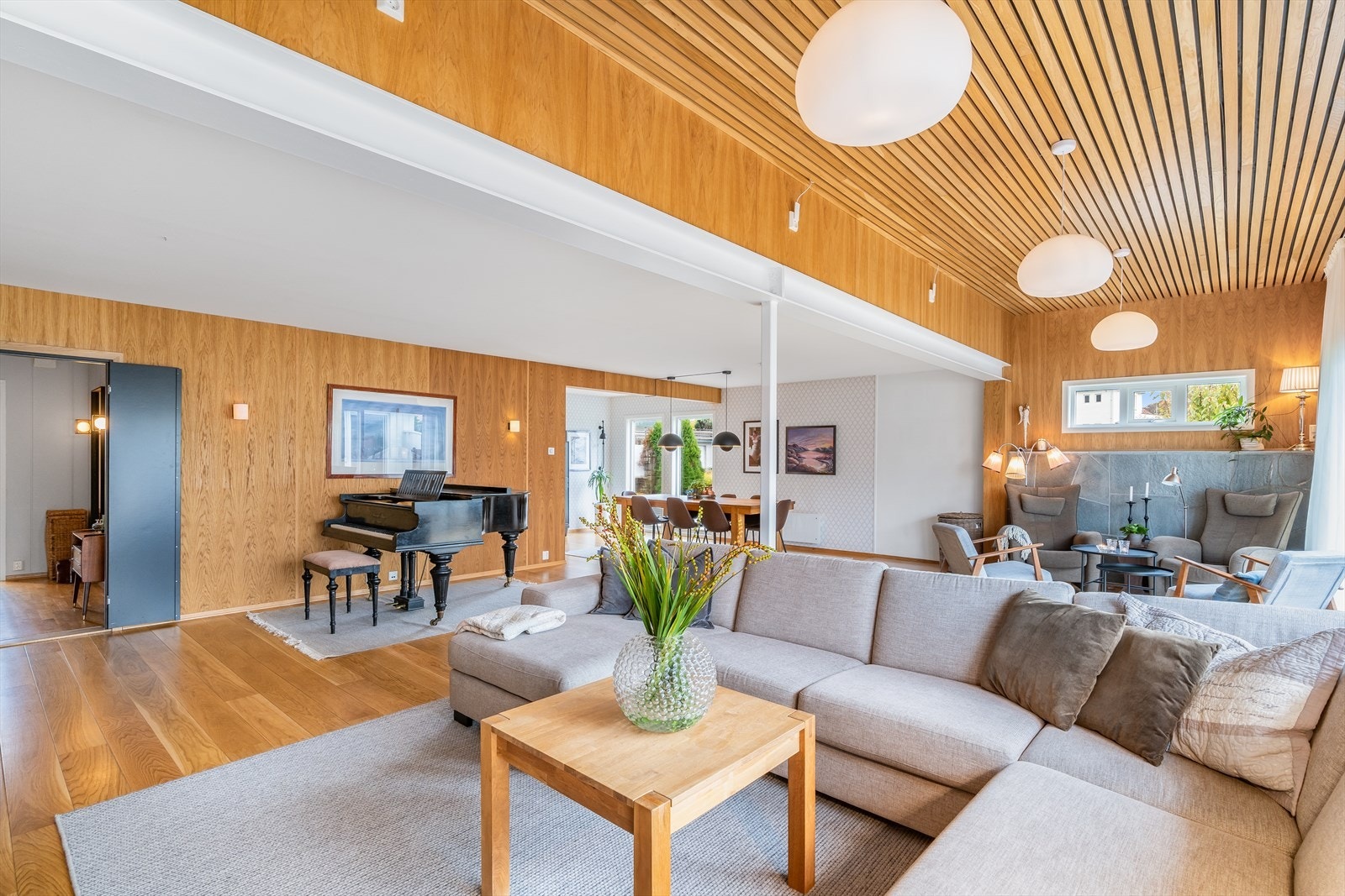 Gode innredningsmuligheter med plass til flere sittegrupper Galleribilde