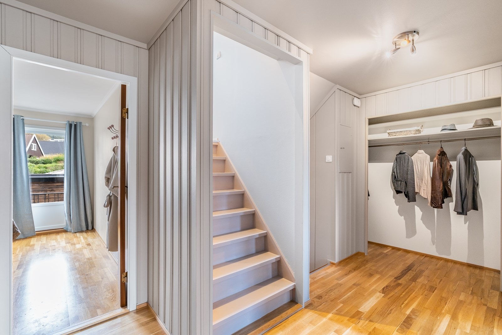 Hall med garderobeoppheng Galleribilde
