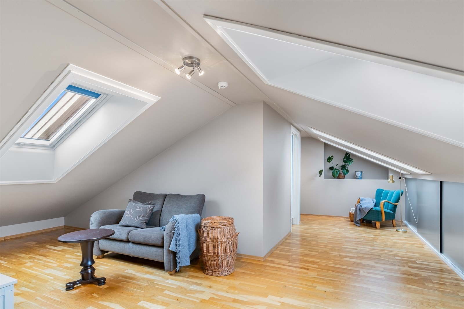 Alle rom på loft er oppgradert med nye overflater, gulv m.m (foruten ett av soverommene), samt nye takvinduer i forbindelse med takbytte Galleribilde