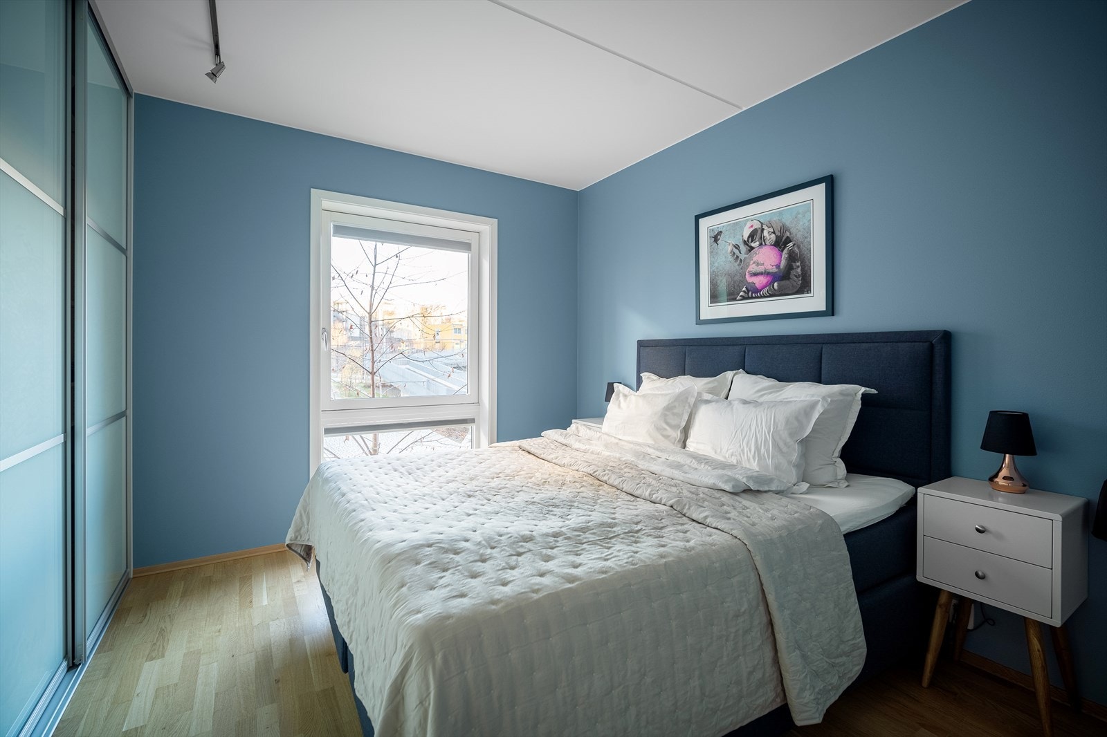 Veggene er malt i en delikat farge og gulv belagt med parkett. Galleribilde