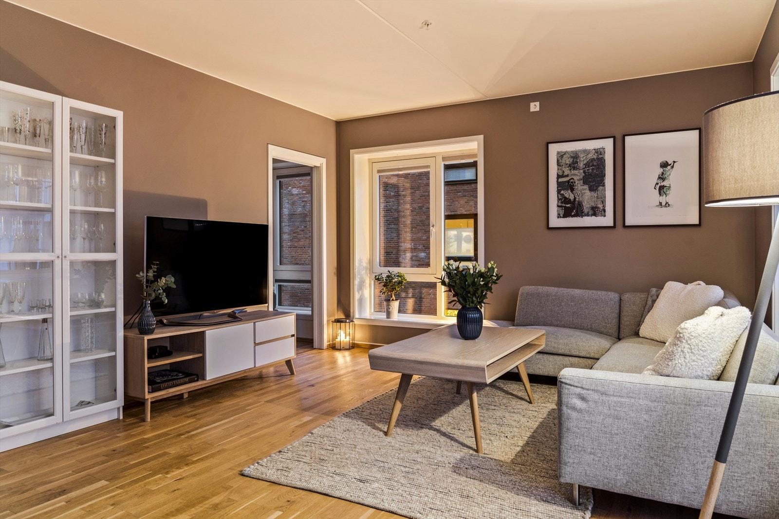 Veggflater malt i en delikat jordfarge og parkett på gulv. Galleribilde