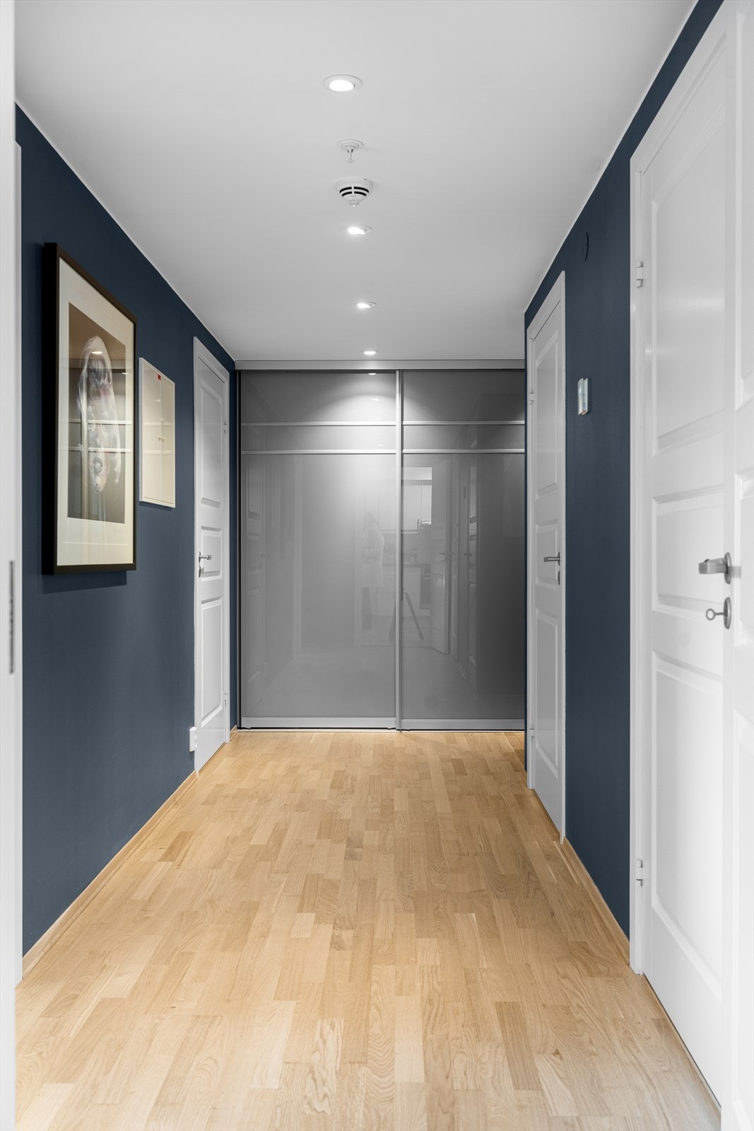 I enden av gangen er det montert en stor skyvedørsgarderobe med god plass til yttertøy og sko. Galleribilde