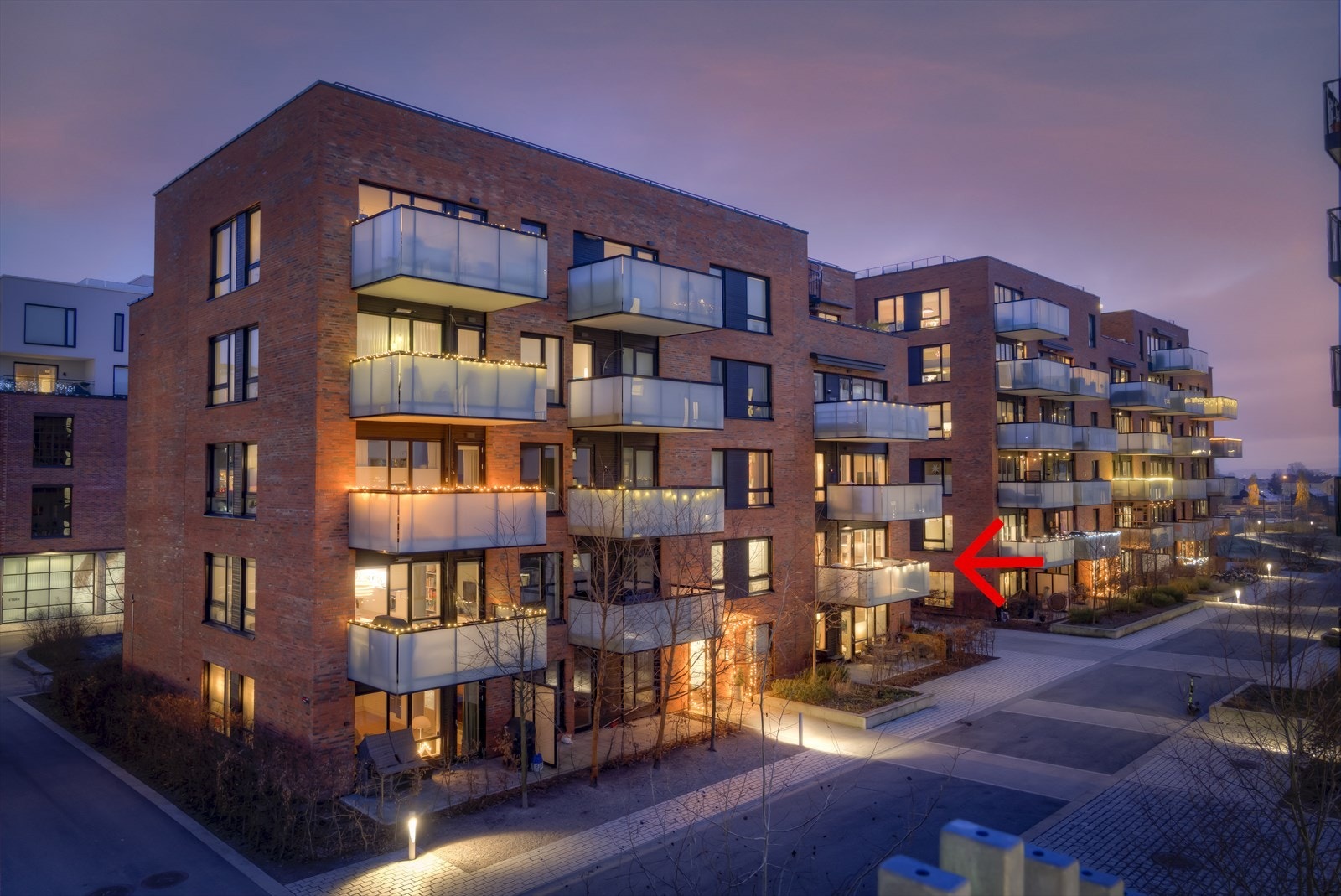 Leiligheten har en utrolig god beliggenhet i populære Krydderhagen som er kjent for sine frodige, grønne fellesområder og stilig arkitektur. Galleribilde