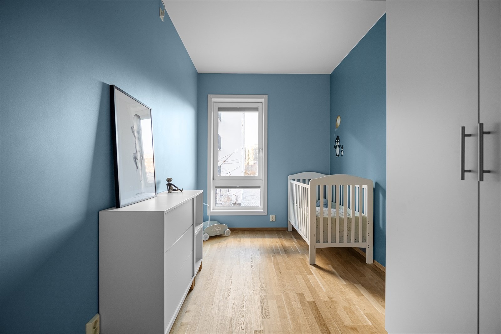 Soverom II: Rommet egner seg utmerket som gjesterom eller barnerom og har god plass til seng, nattbord og for eksempel en liten skrivepult. Galleribilde