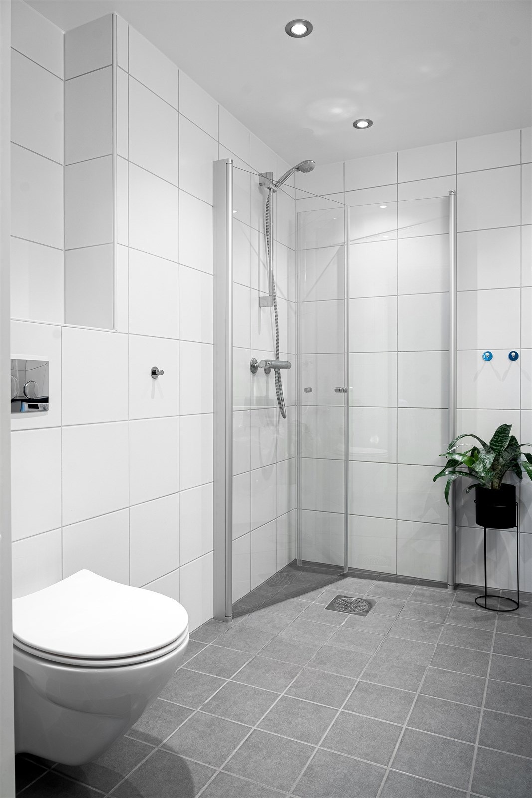 Det er gulvvarme under gulvfliser for en behagelig start på dagen og montert downlights i himling. Galleribilde