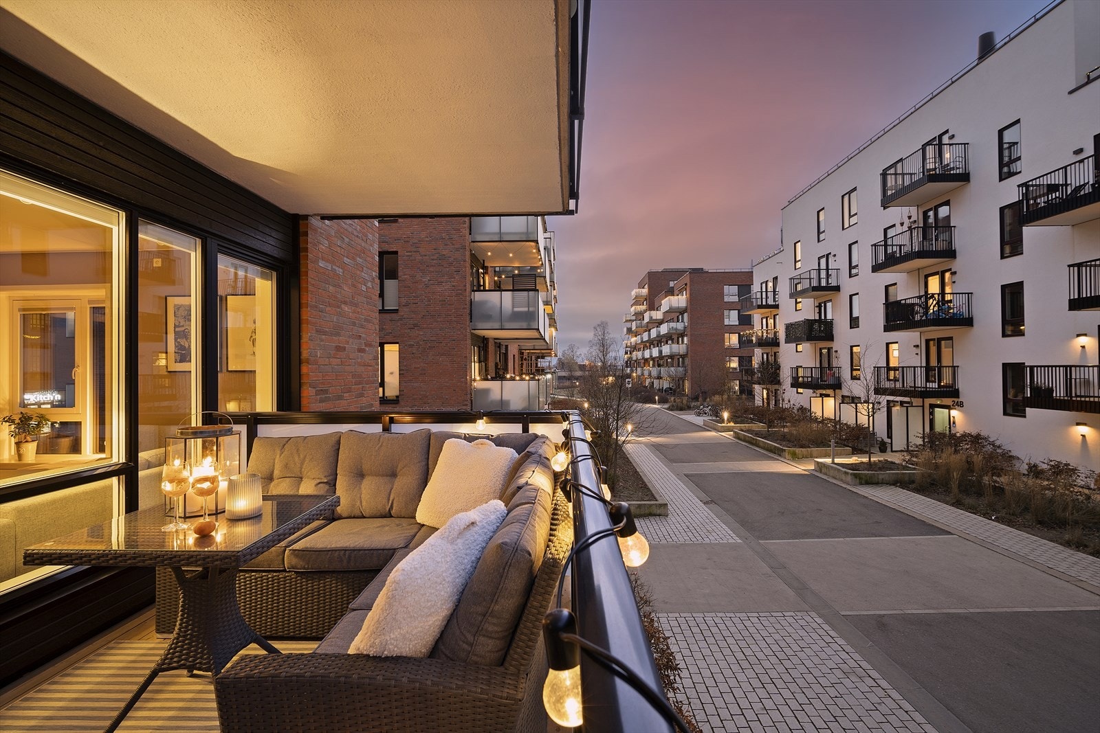 En stor og lekker 4-roms med solrik balkong og garasjeplass med lader. Galleribilde