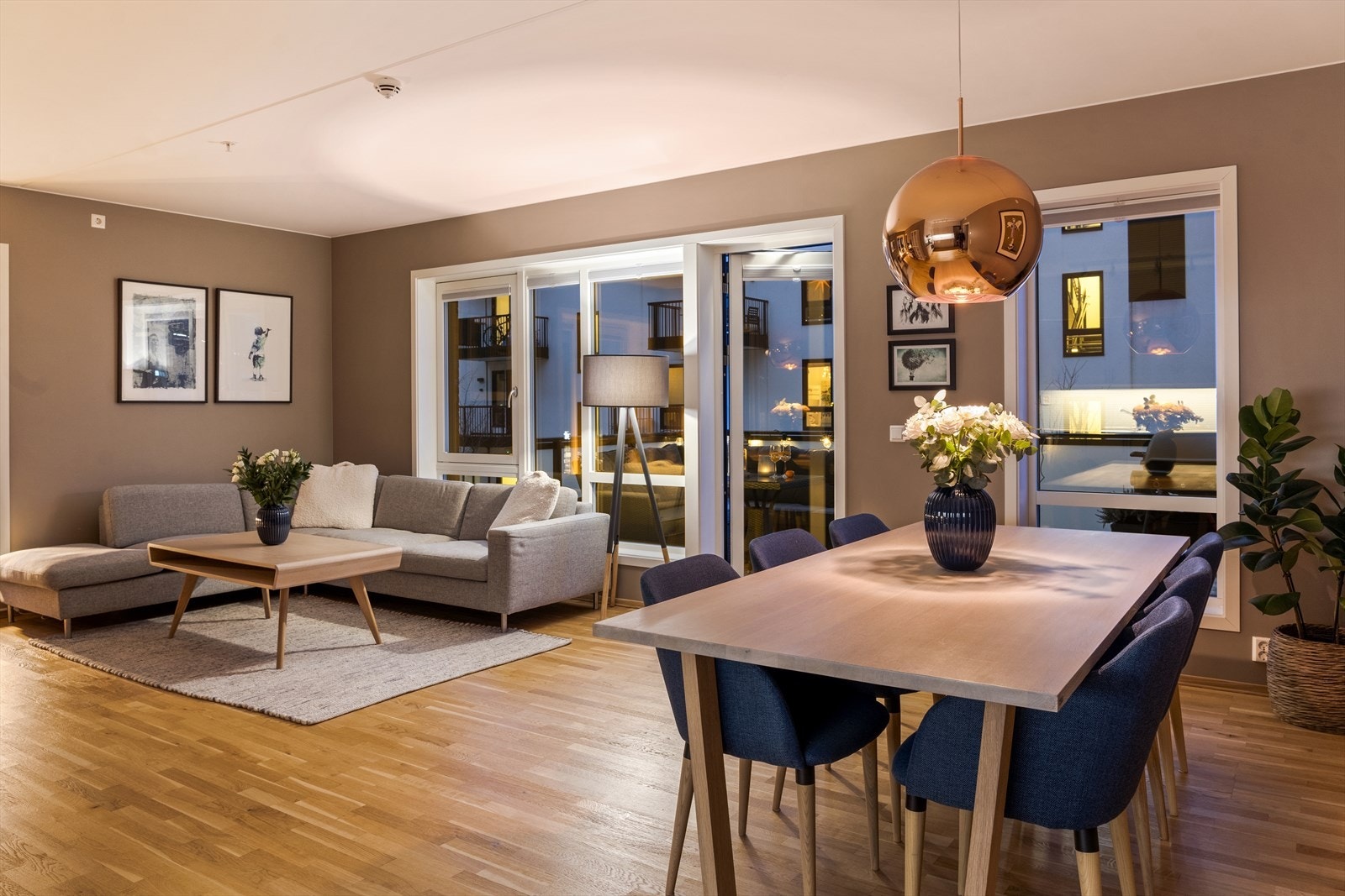 Det er god plass til en stor sofa med tilhørende møblement i stuen. Galleribilde