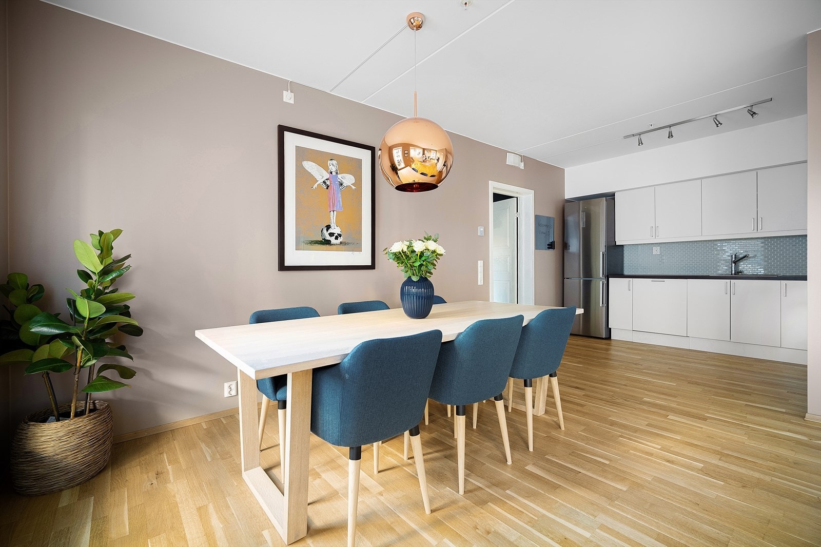 Boligen har et romslig hjørnekjøkken med god skap- og oppbevaringsplass. Galleribilde