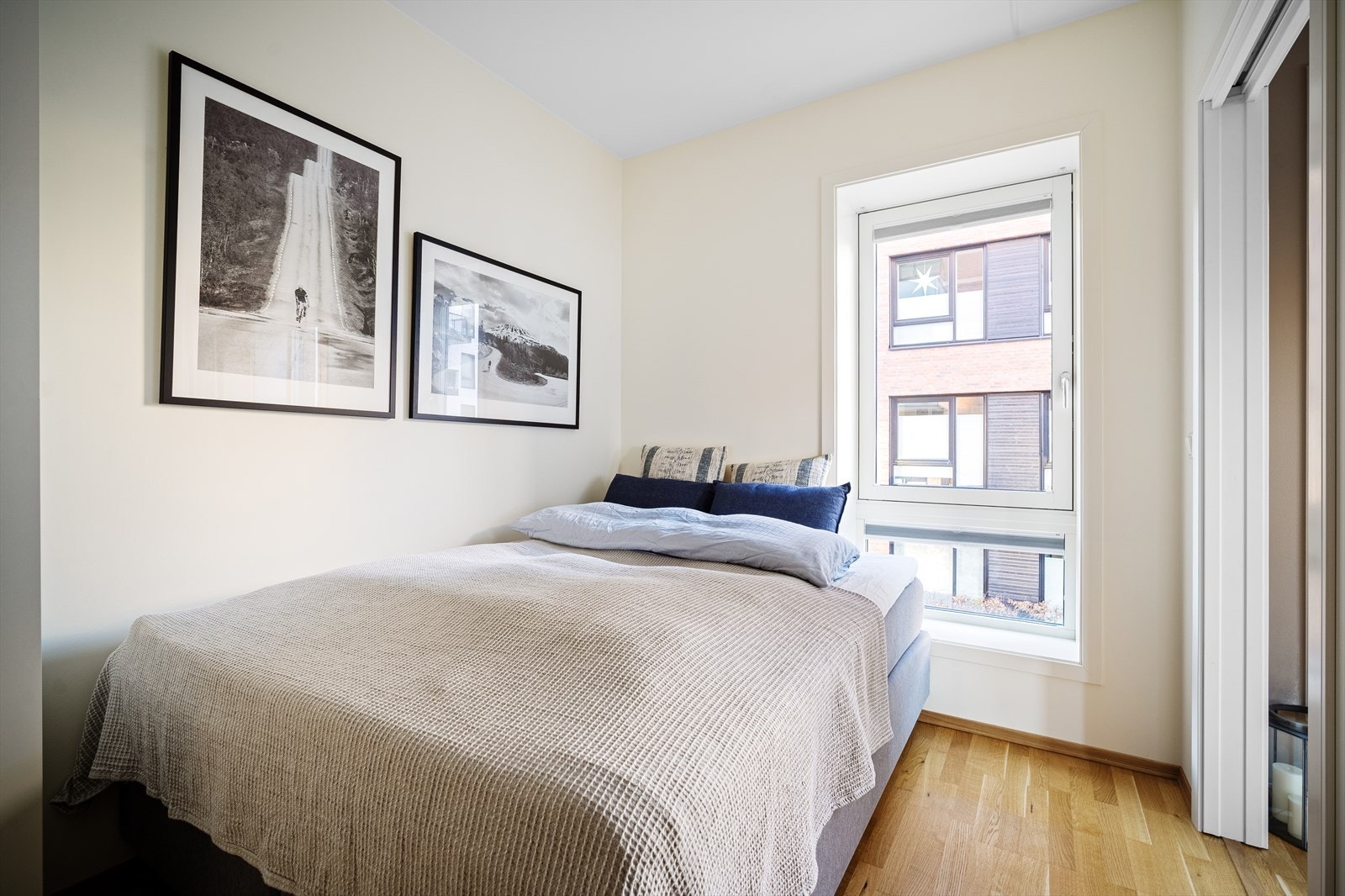 Soverom 3 ligger med adskilt fra de to andre og passer perfekt som gjeste- eller tenåringsrom. Galleribilde