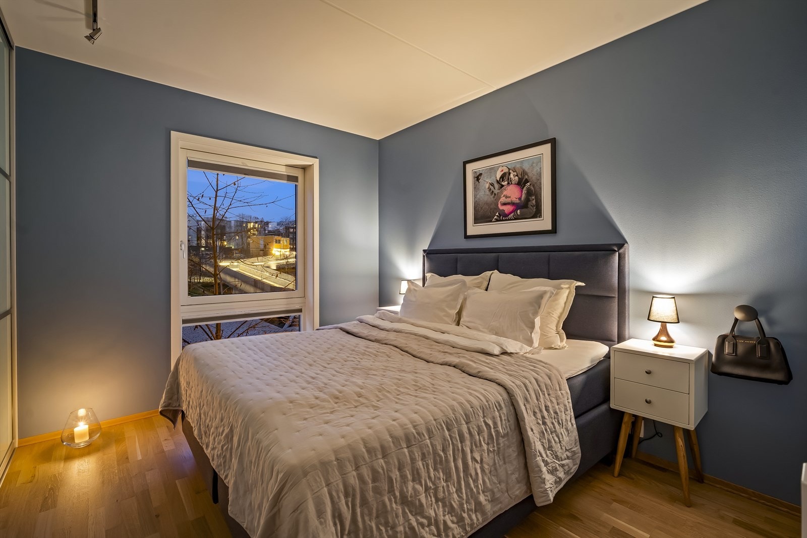 Romslig hovedsoverom med god plass til dobbeltseng med nattbord på hver side. Galleribilde