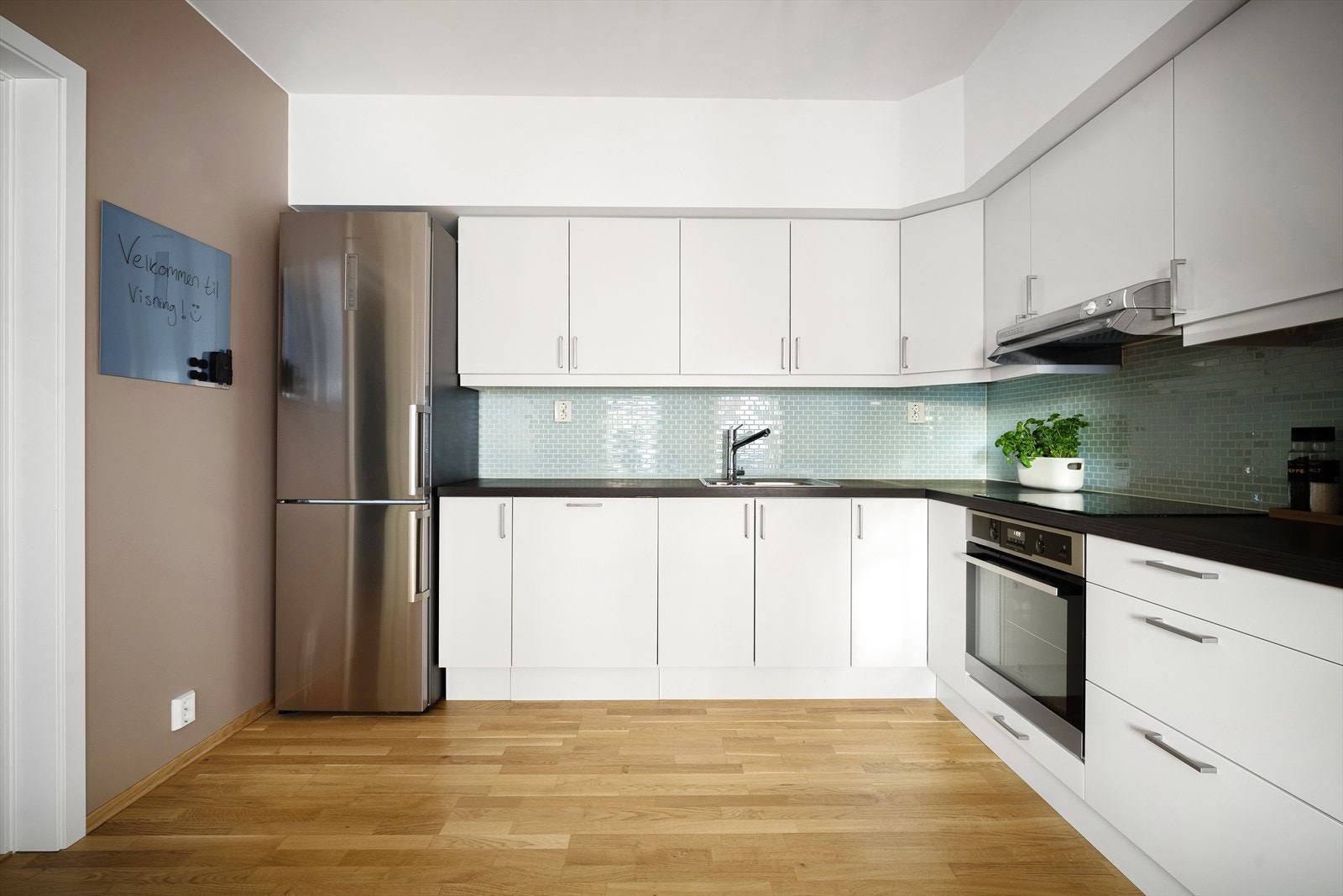 Det er integrert oppvaskmaskin, stekeovn, platetopp samt nisje for kjøl- og fryseskap. Galleribilde