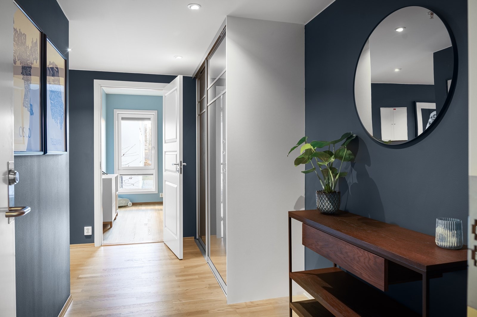 Gangen er godt opplyst med downlights i himling, og i 2018 ble det montert lysstyring/dimmere med forhåndsinnstilling i boligen. Galleribilde