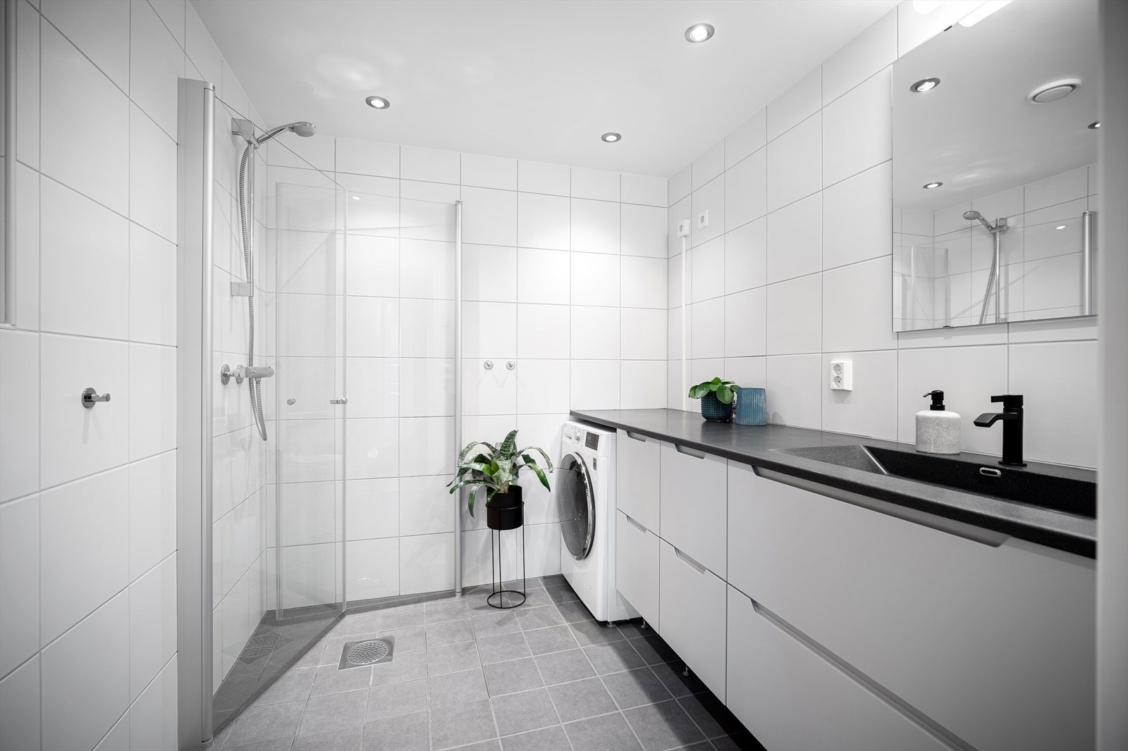 Delikat og flislagt baderom med ekstra god oppbevaringsplass i baderomsinnredning fra HTH (ny i 2019). Galleribilde