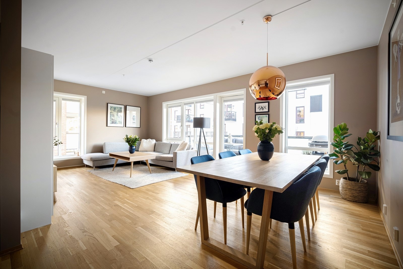 Rommet får mye lys fra to sider. Galleribilde