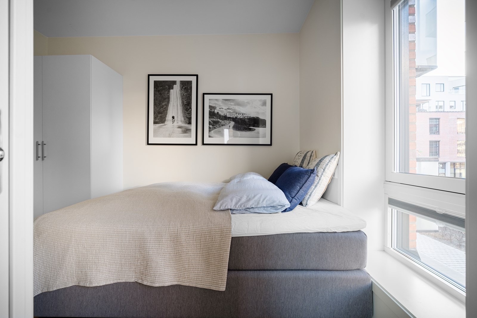 Rommet har medfølgende garderobeskap med plass til klær og diverse. Galleribilde