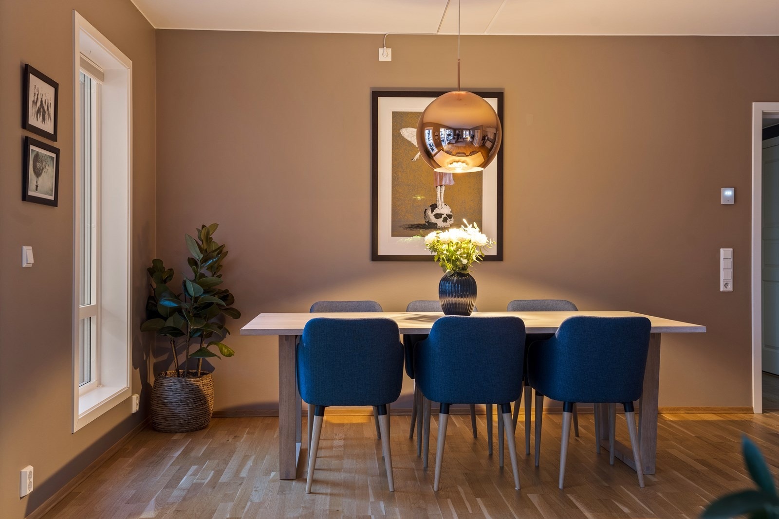 Stuen har en veldig god løsning i "L-form" som gir flere gode soner for innredning. Galleribilde