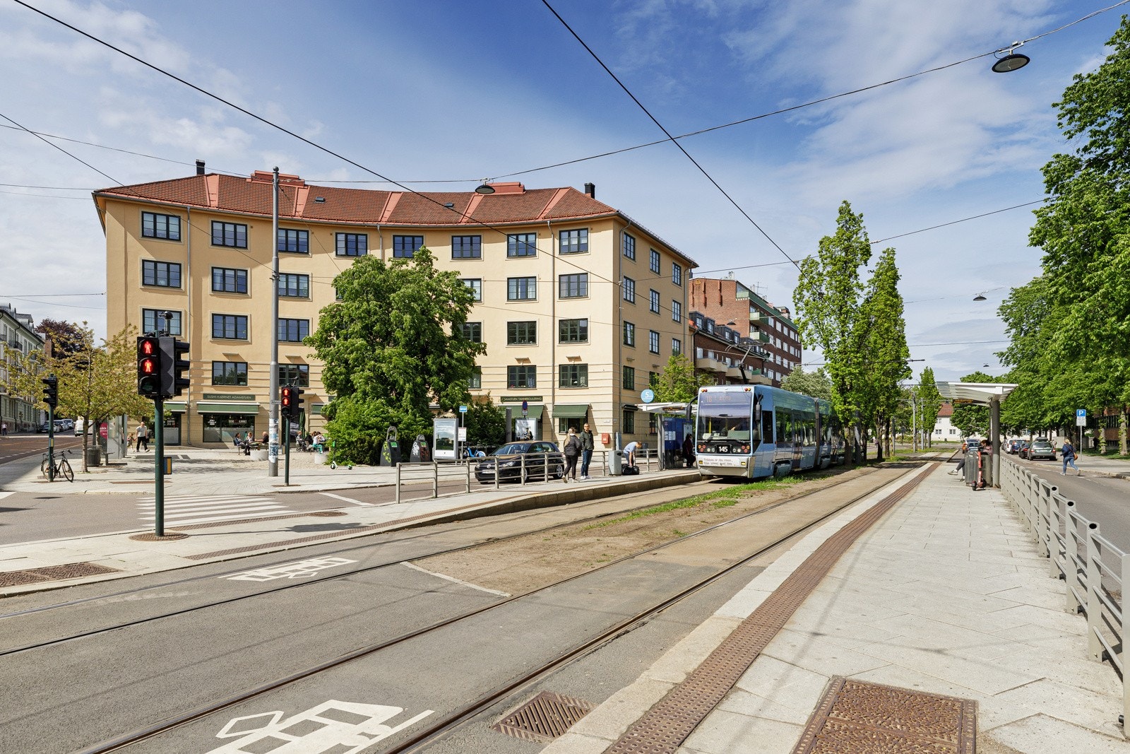 Adamstuen trikkeholdeplass er et steinkast unna leiligheten. Galleribilde