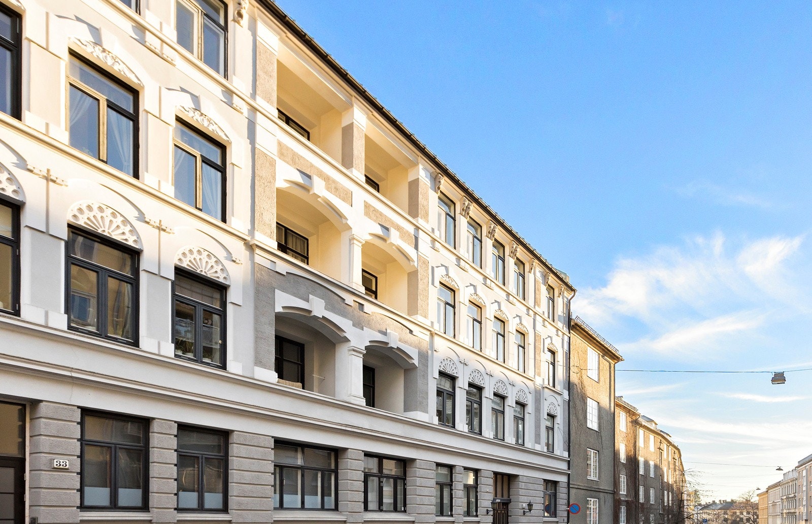 Ærverdig bygård med solrik vestvendt balkong beliggende i en stille og rolig gate! Galleribilde