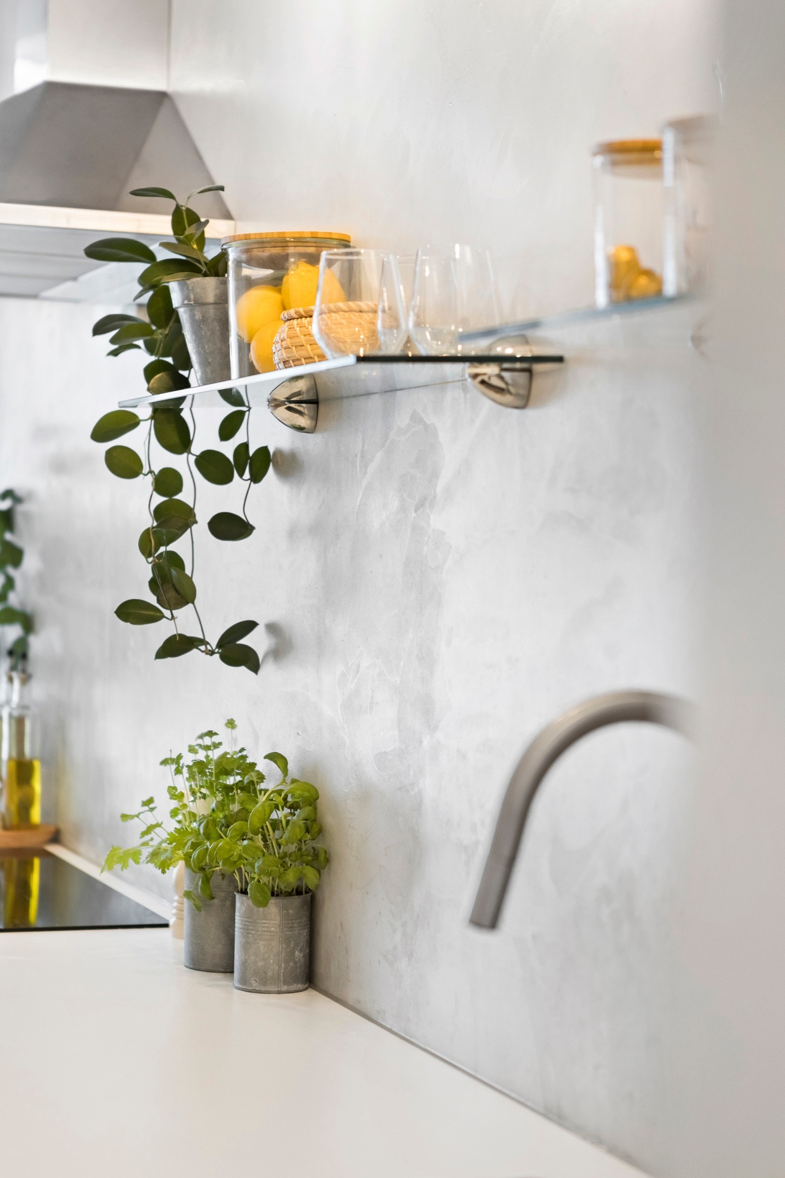 Mikrosement på veggen gir kjøkkenet et minimalistisk preg. Galleribilde