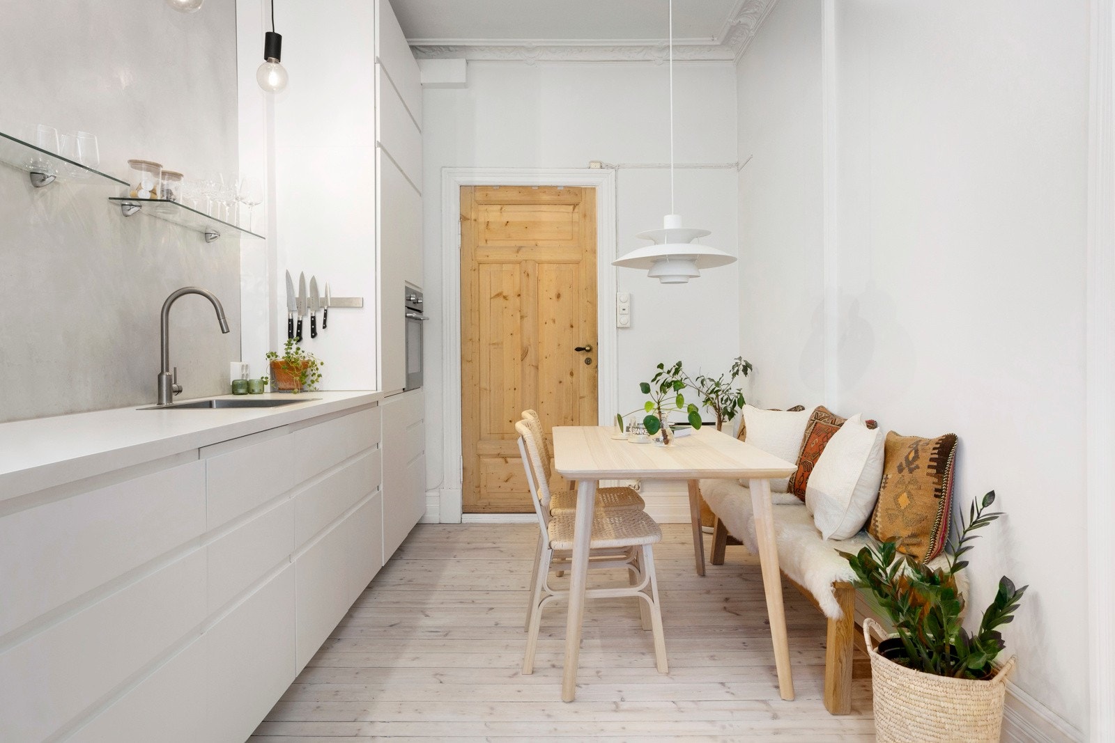 Kjøkken fra 2016 med integrerte hvitevarer som Miele oppvaskmaskin, induksjonstopp og innbyggingsovn Galleribilde