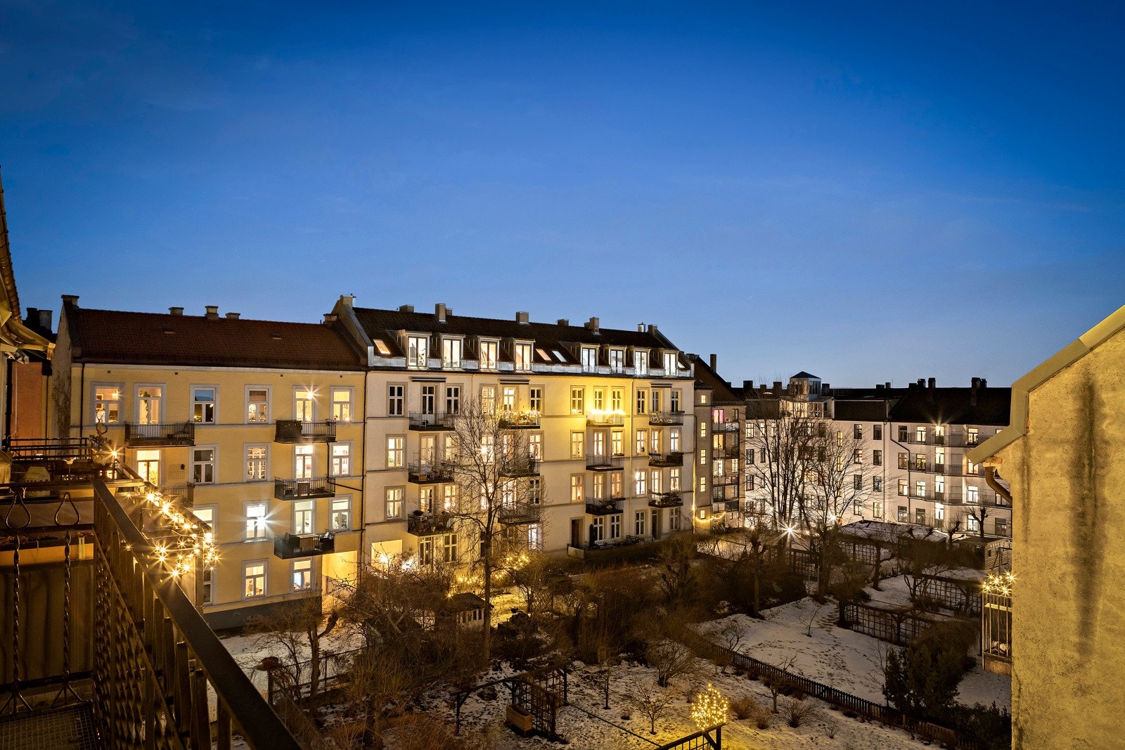 Kveldsstemning fra bakgården. Galleribilde