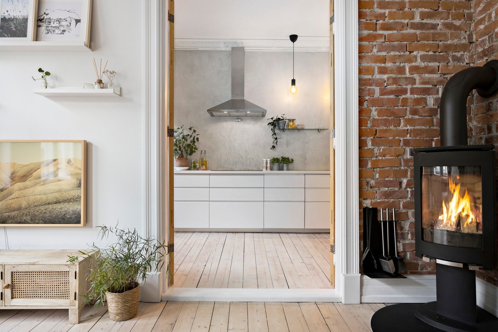 Fløyesdør mellom stue og kjøkken er en av flere klassiske detaljer i leiligheten. Galleribilde