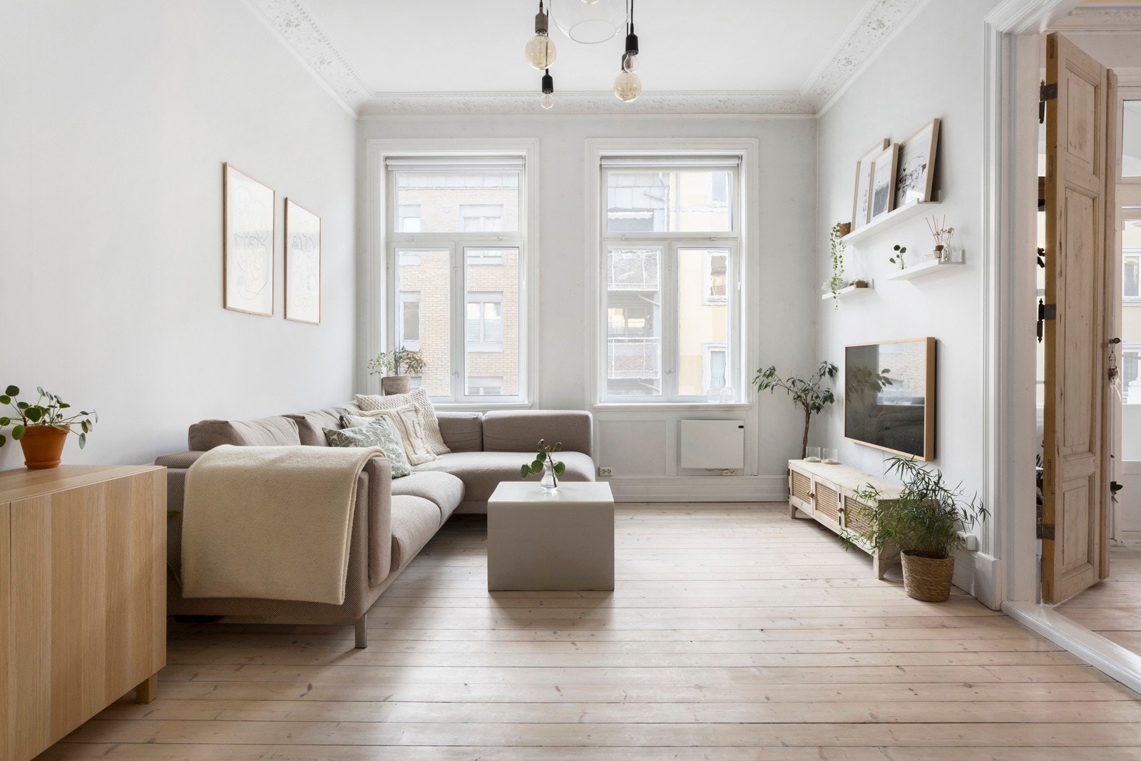 Store vinduer sørger for godt med naturlig lys. Galleribilde