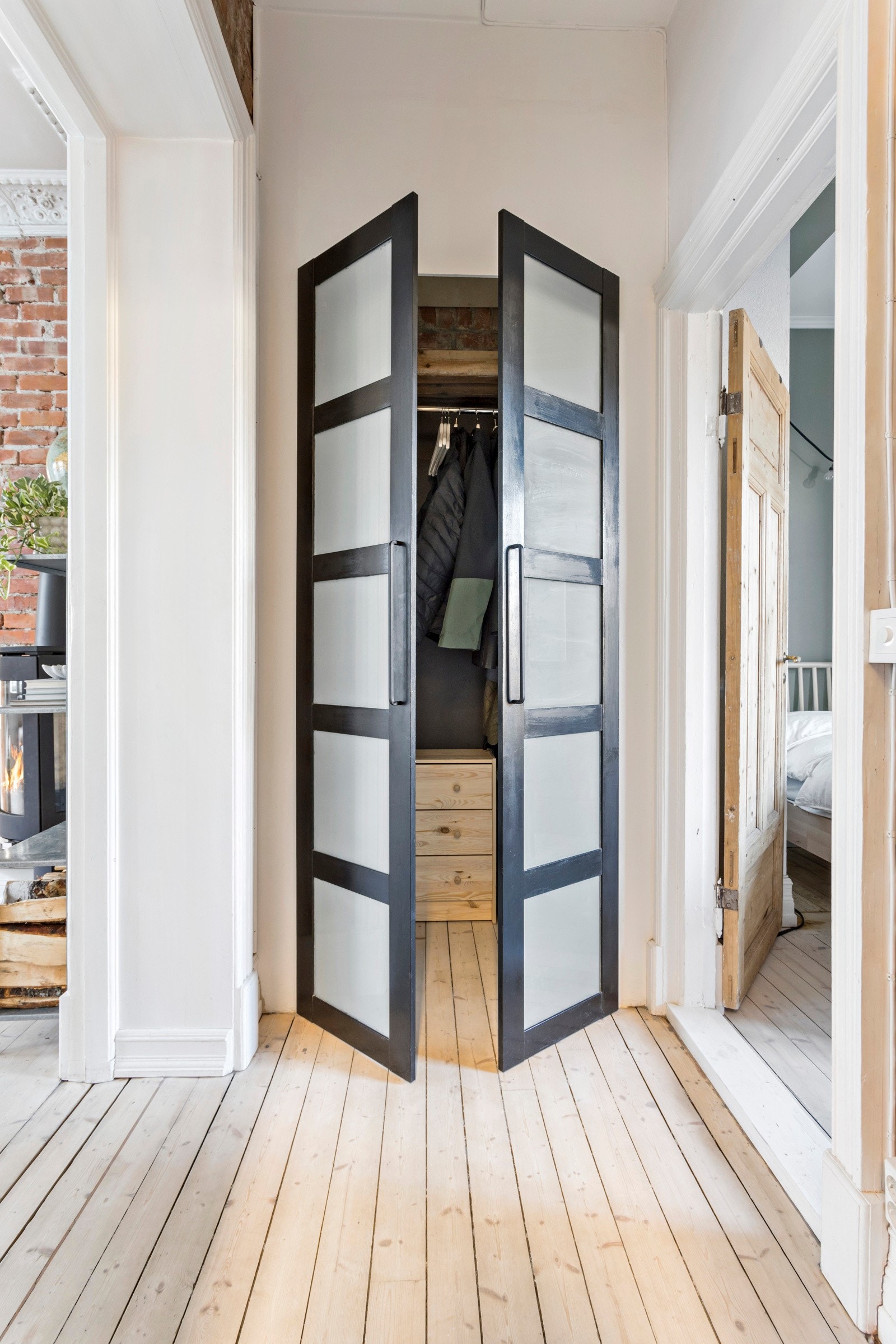 Integrert skap med plass for sko og yttertøy Galleribilde