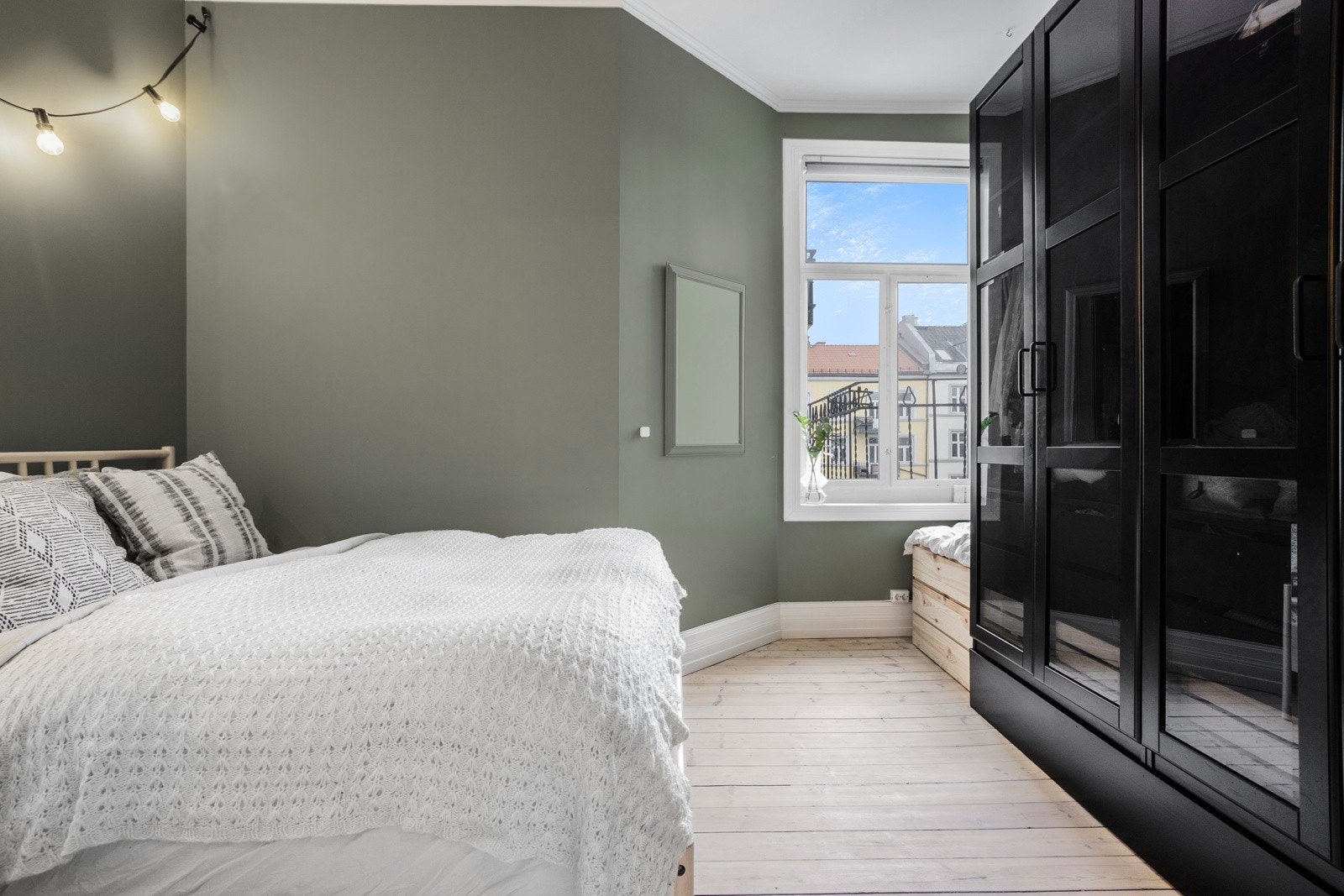 Soverom av god størrelse med god plass dobbeltseng og garderobeskap. Galleribilde