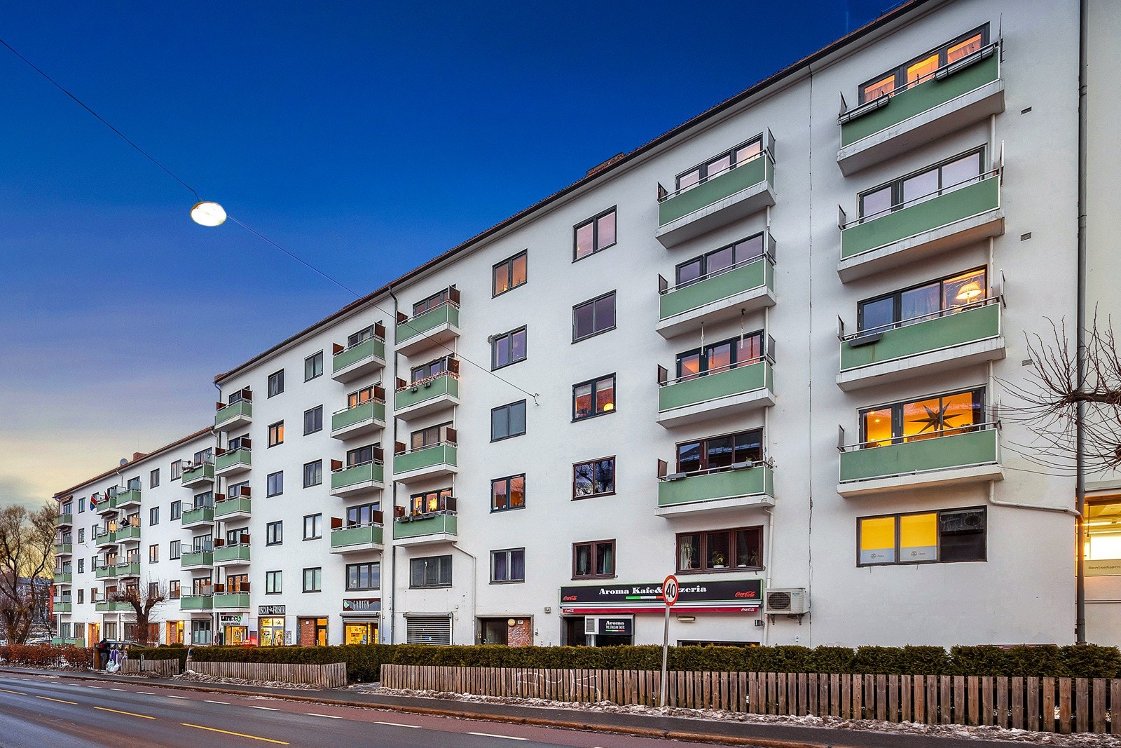 Fasade. Det er inngang både fra gaten og fra bakgård. Galleribilde