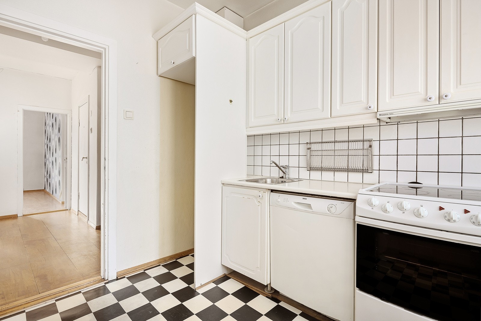 Her har du plass til kjøkkeninnredning med gode arbeidsflater og godt med lagring i over- og underskap. Galleribilde