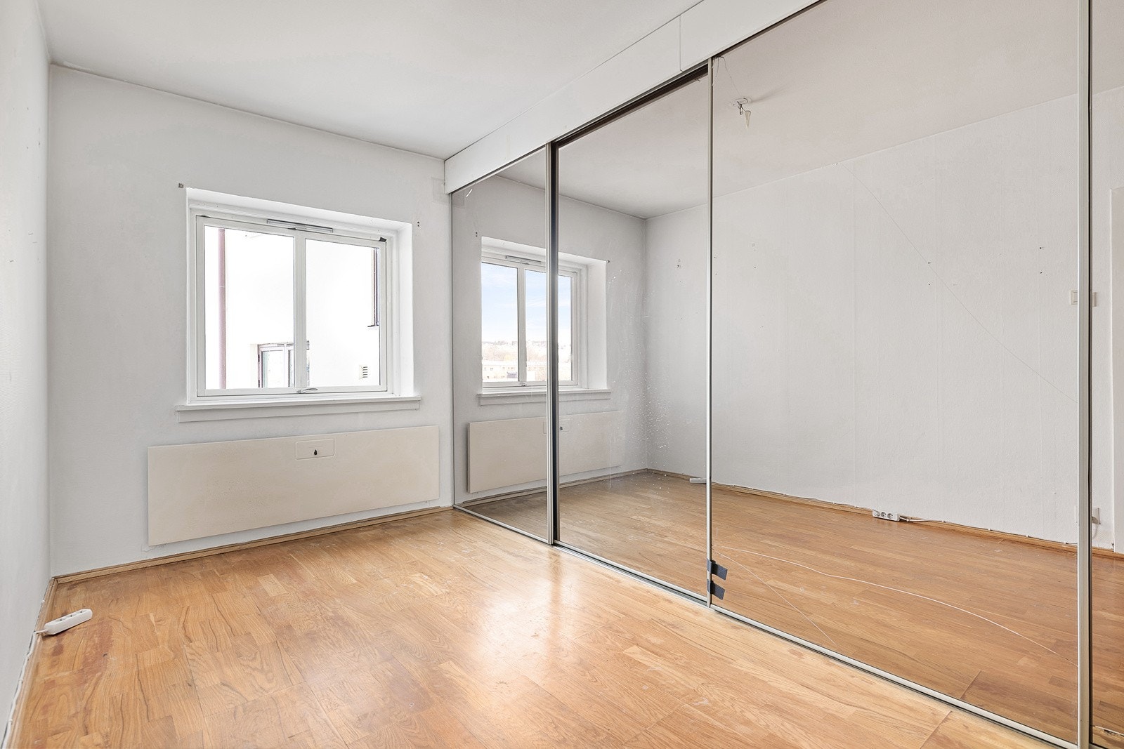 Soverom med integrert skyvedørsgarderobe med speildører. Svært godt med lagring. Galleribilde