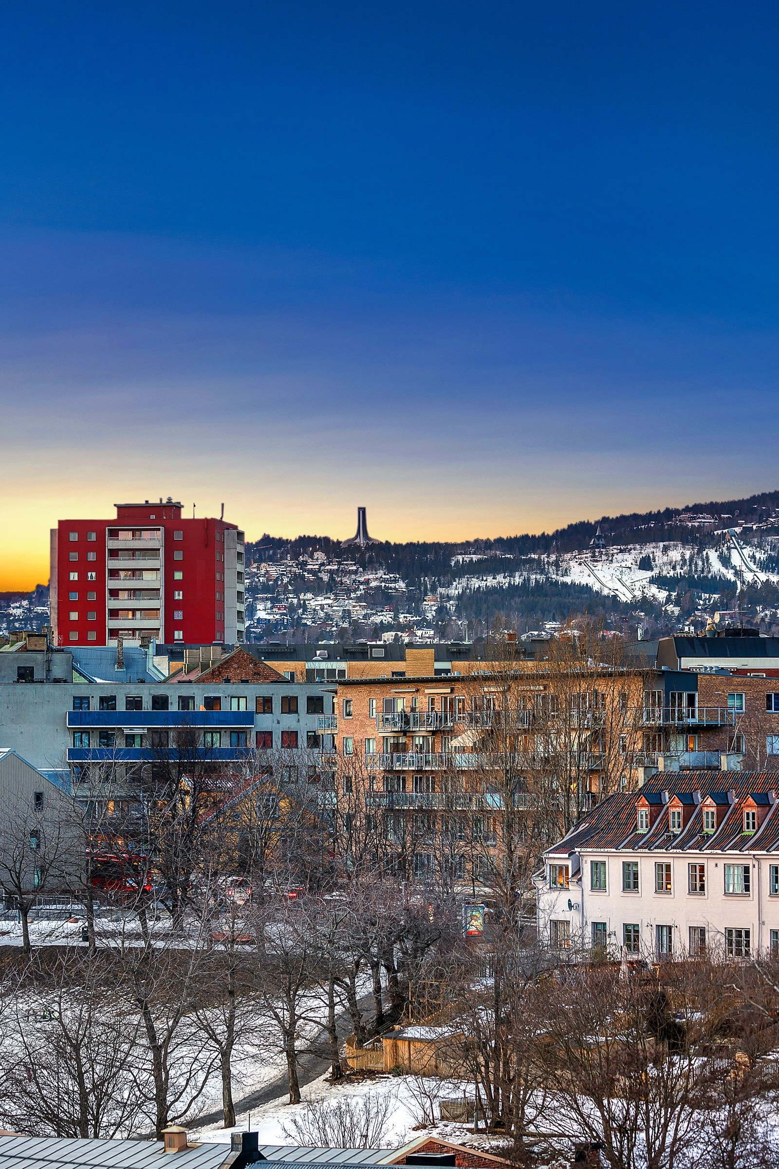 Vidstrakt utsikt og solrik balkong. Galleribilde