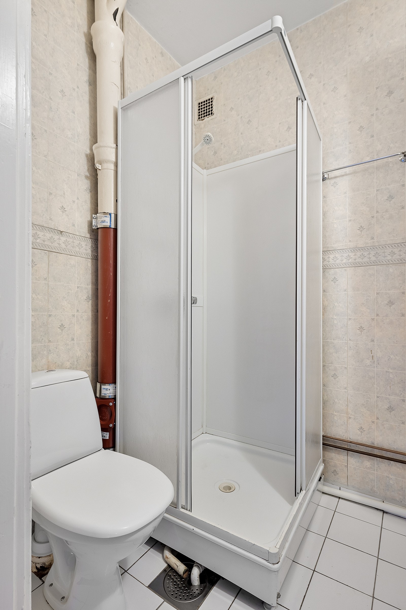 Plass til toalett, dusj, servant, over- og underskap. Galleribilde