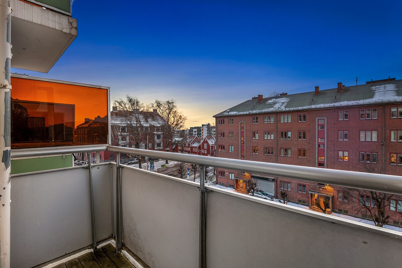 Balkong med svært gode solforhold og et svært luftig preg. Galleribilde