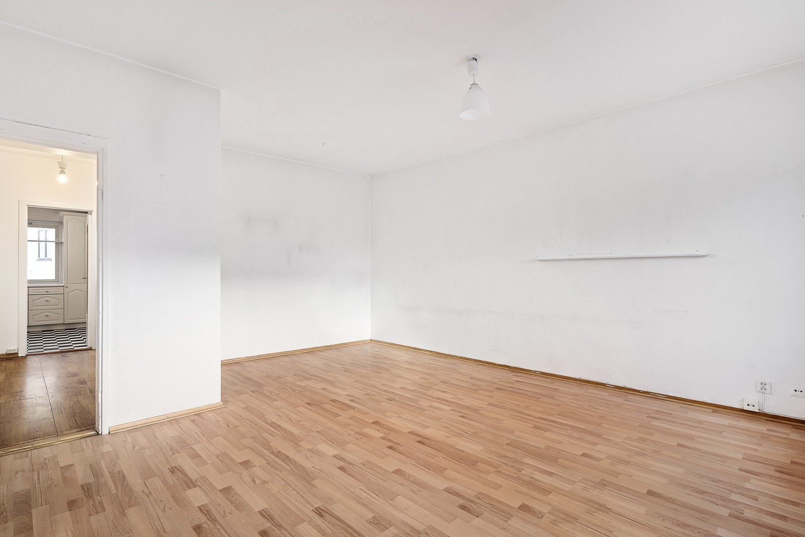 Romslig oppholdsrom og rikelig med dagslys. Galleribilde