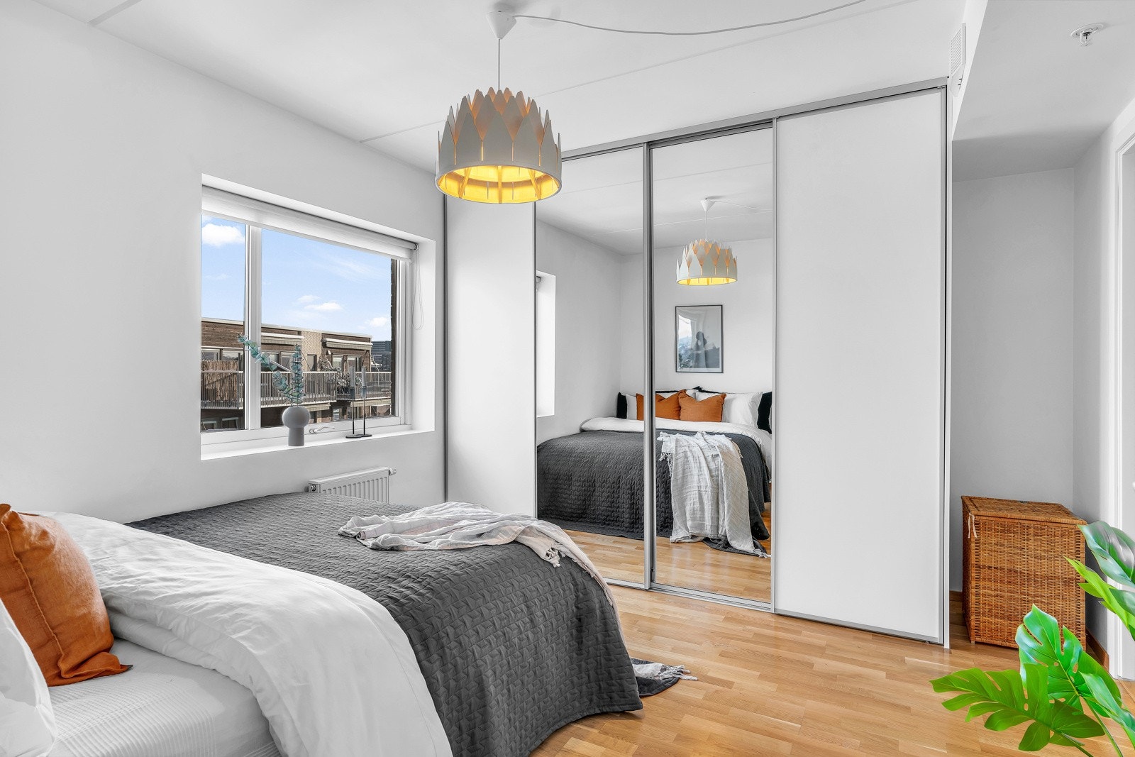 Lyst og luftig soverom med god plass til dobbeltseng Galleribilde