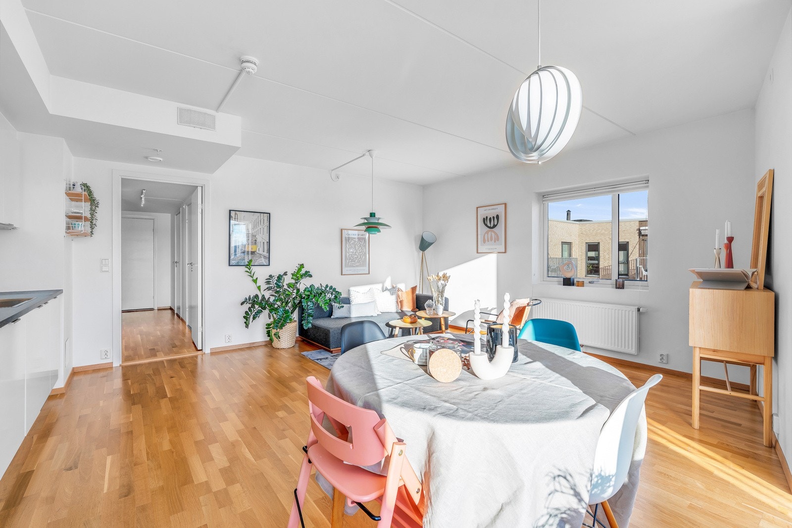 Stuen er romslig og har god plass til sofakrok og spisebord Galleribilde