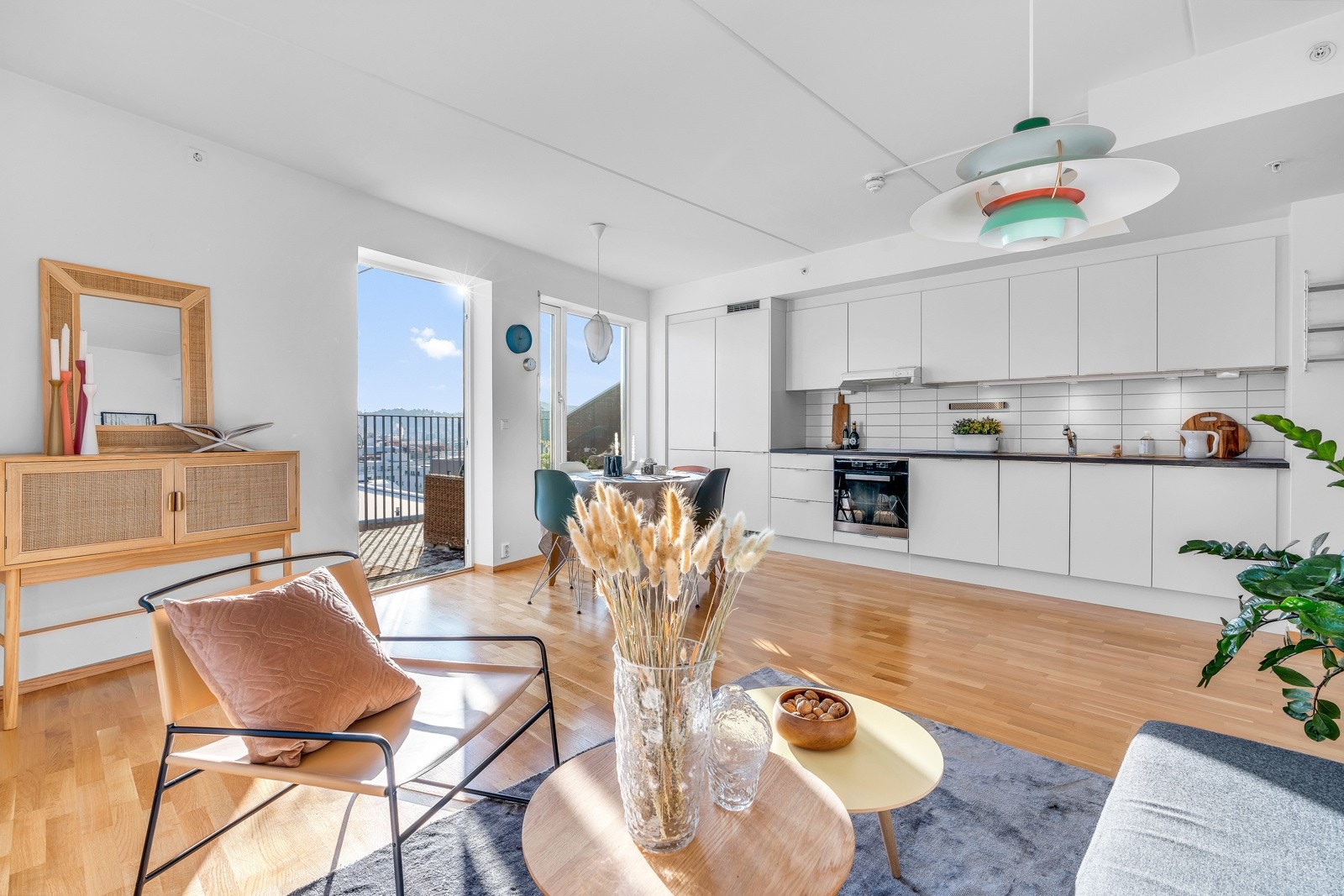 Boligen vender sørøst, noe som gjør at man får godt med naturlig lys også i vinterhalvåret Galleribilde