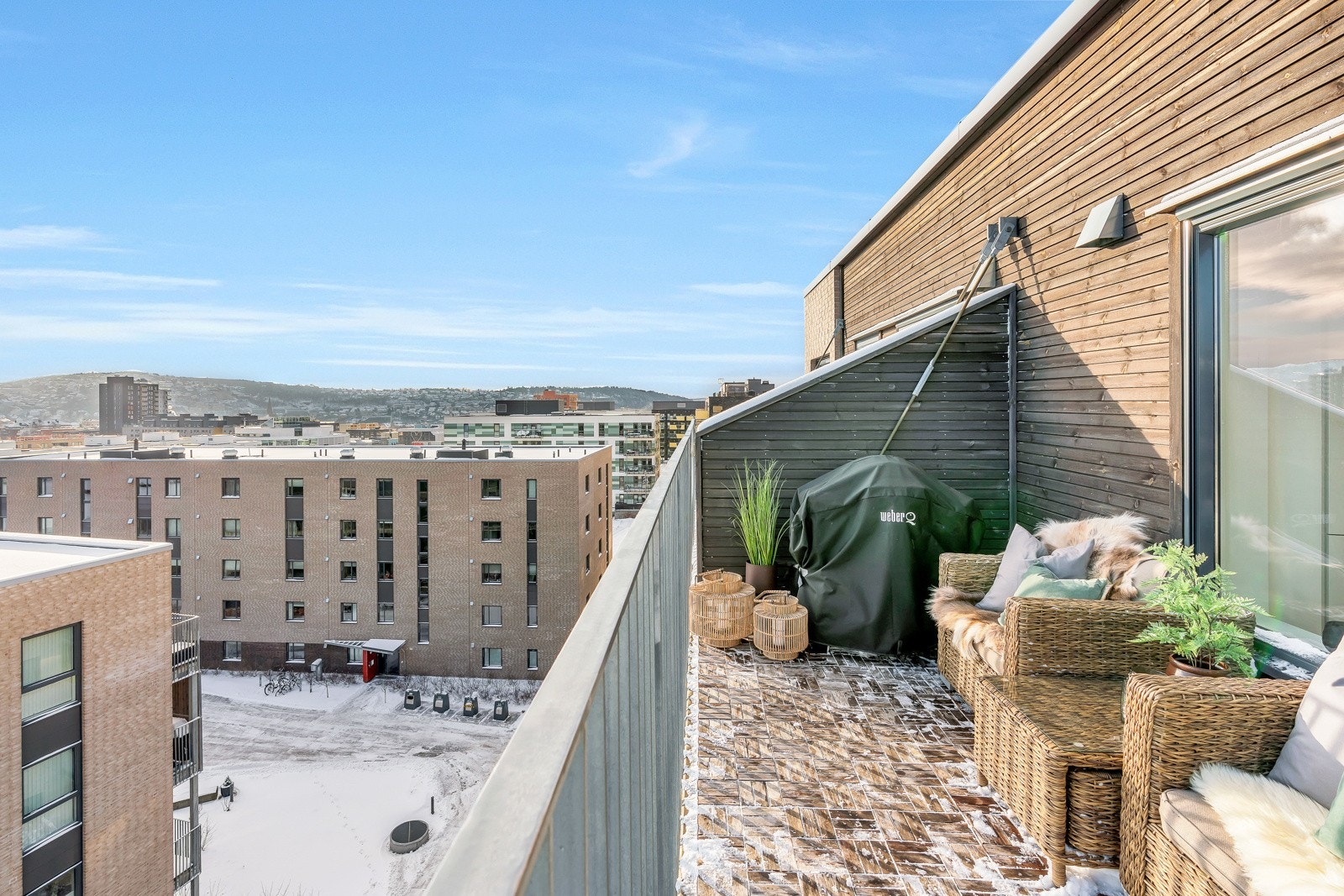 Stor sydøstvendt balkong med gode solforhold fra morgen til ettermiddag Galleribilde