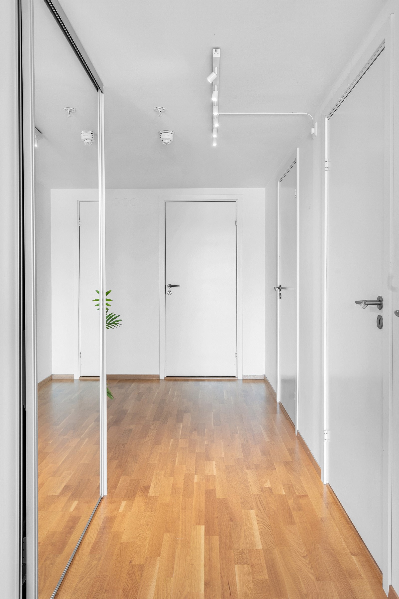 Entréen er innredet med stor skyvedørsgarderobe Galleribilde