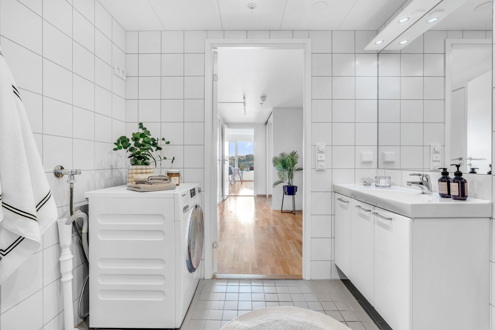 Baderommet har god plass til både vaskemaskin og tørketrommel Galleribilde