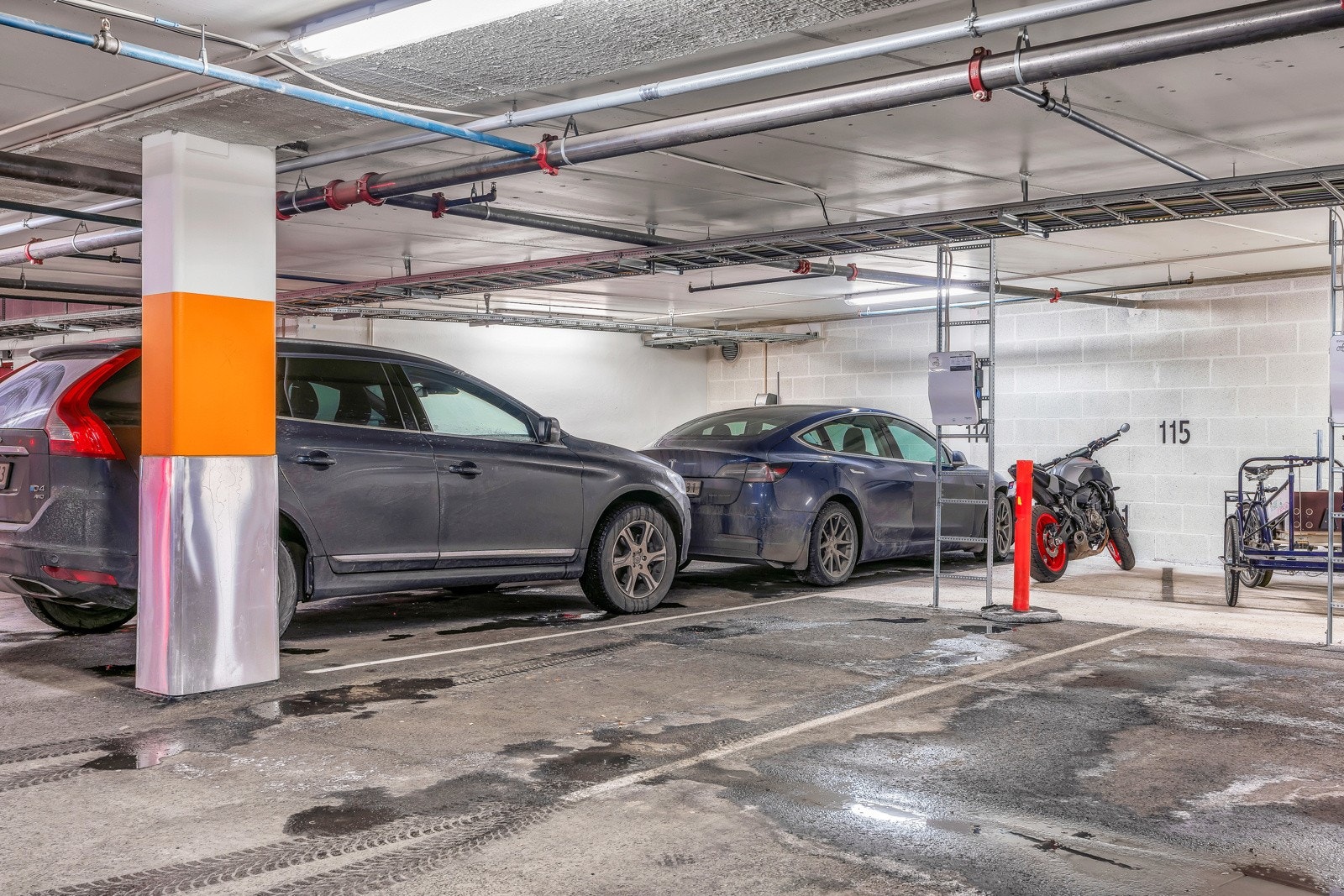 Det medfølger en garasjeplass med elbillader Galleribilde