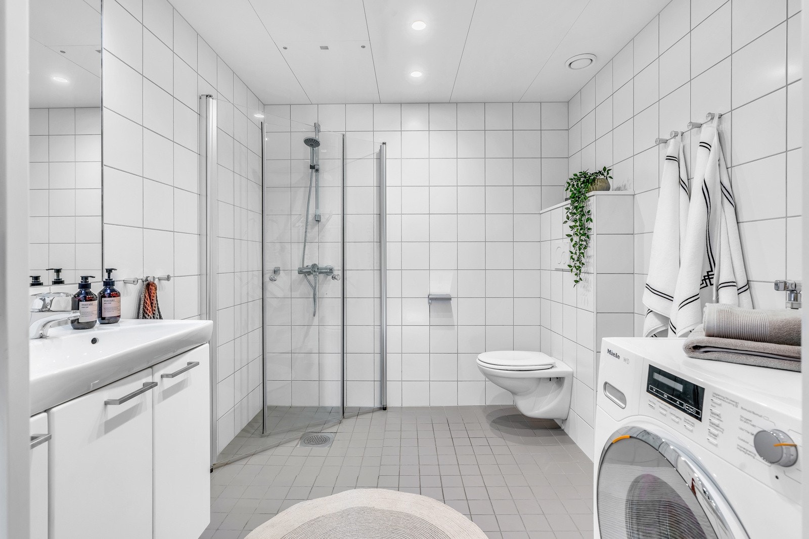 Delikat og praktisk baderom Galleribilde